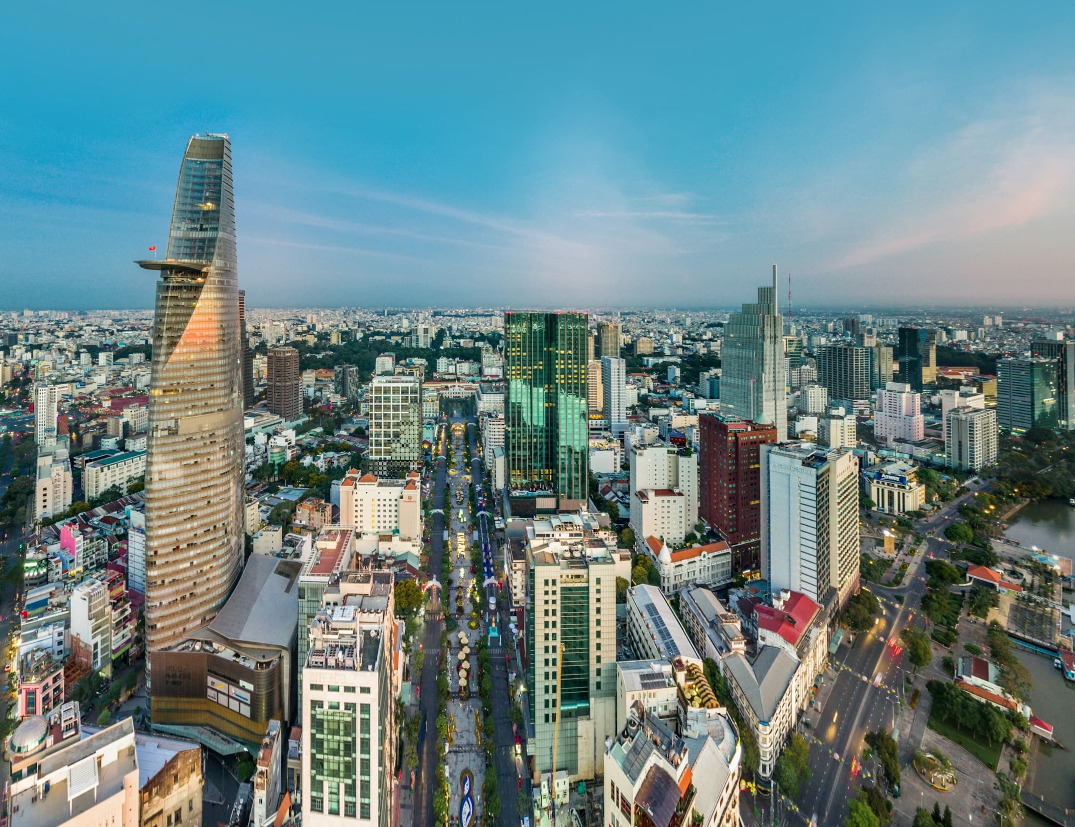 Toàn cảnh lõi trung tâm TP. Hồ Chí Minh nhìn từ trên cao lúc chạng vạng